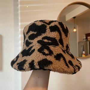 LEOPARD PRINT FLEECE BUCKET HAT